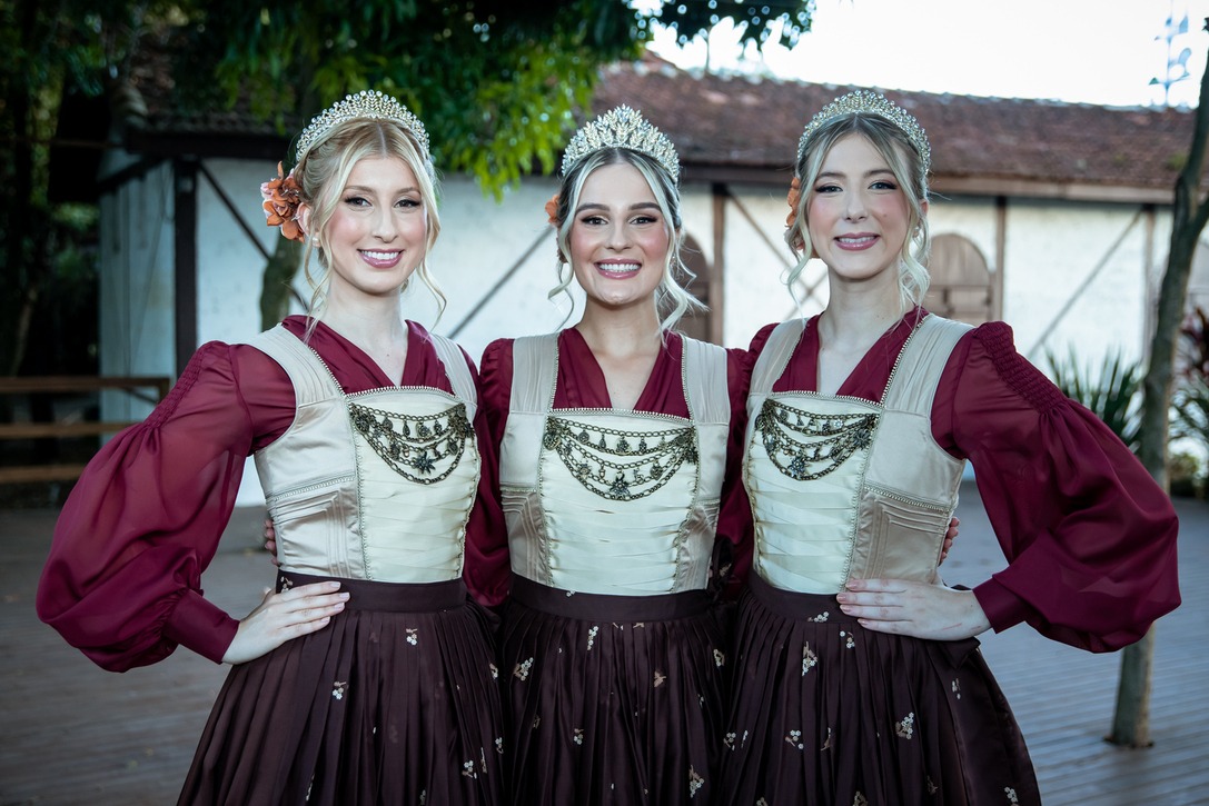 Soberanas da 37ª Oktoberfest de Igrejinha vestem a história da cultura alemã no traje de passeio