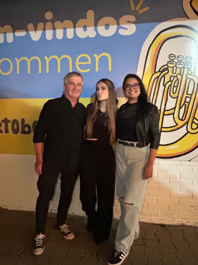 Na Oktoberfest de Igrejinha, famílias transformam voluntariado em legado entre gerações