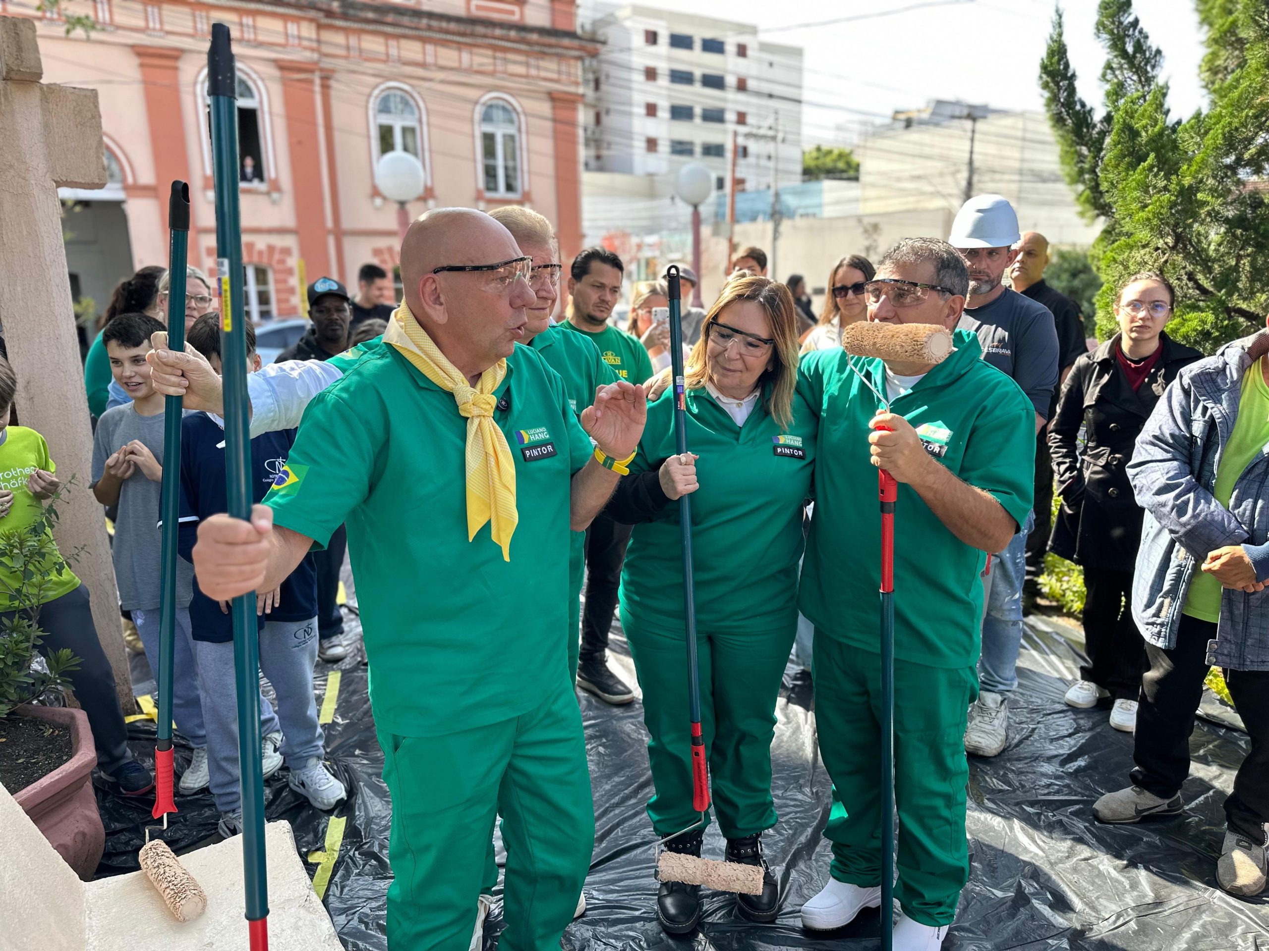 Luciano Hang participa de ação de revitalização em praça de Taquara antes de inauguração da Havan