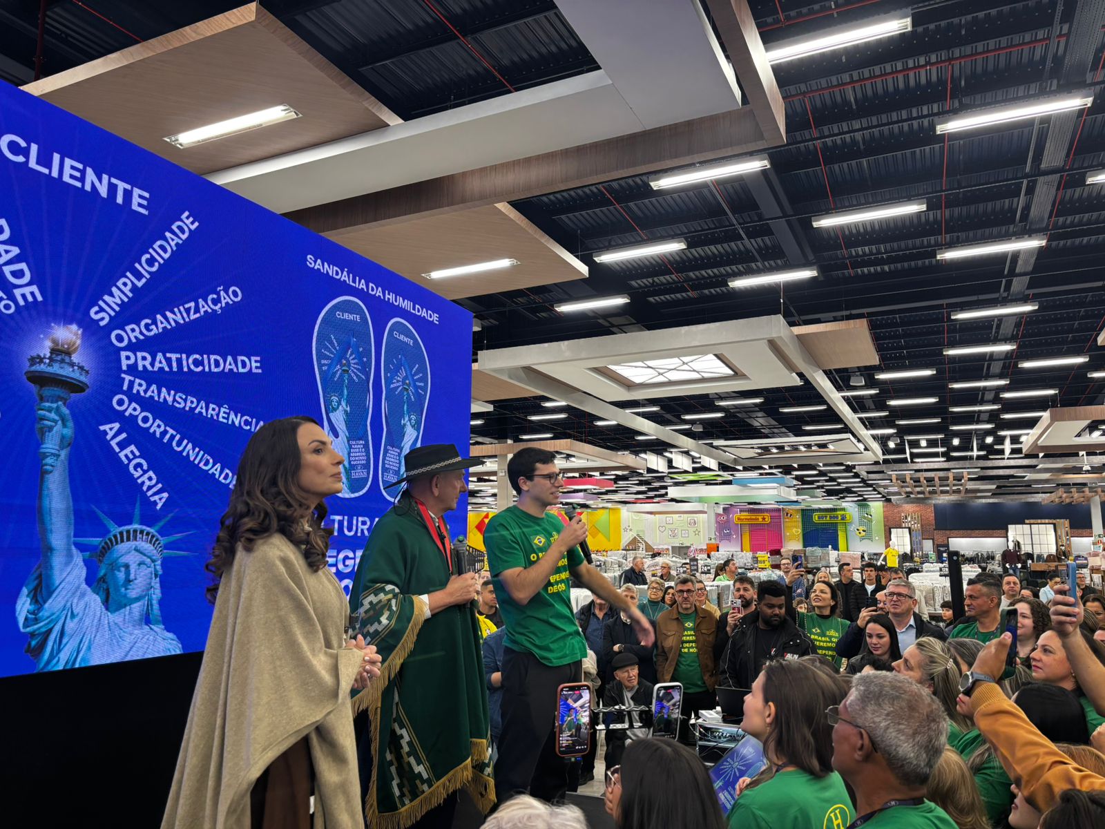 Clientes enchem a megaloja da Havan logo após a abertura da unidade em Taquara