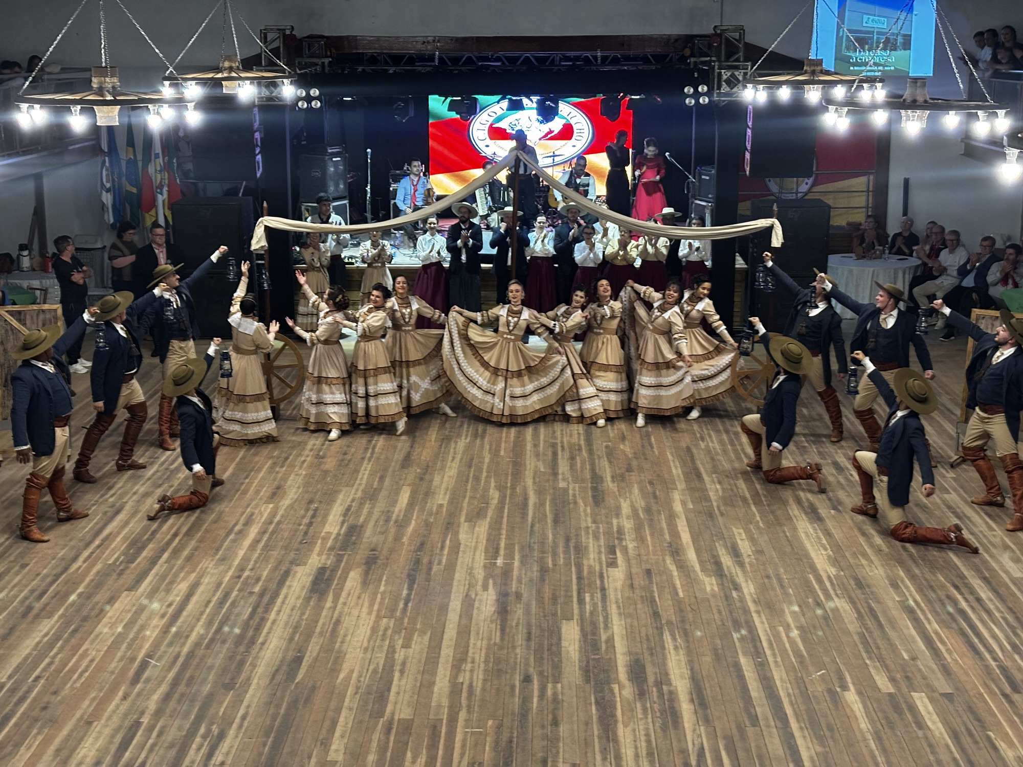 Baile de reinauguração marca nova fase do CTG O Fogão Gaúcho em Taquara