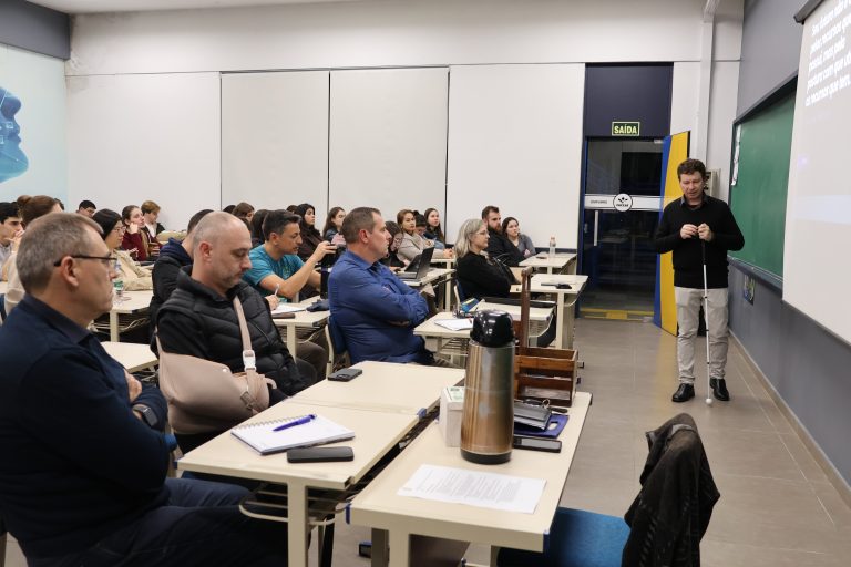 CEO da Pináculo compartilha trajetória de superação e gestão com acadêmicos da Faccat