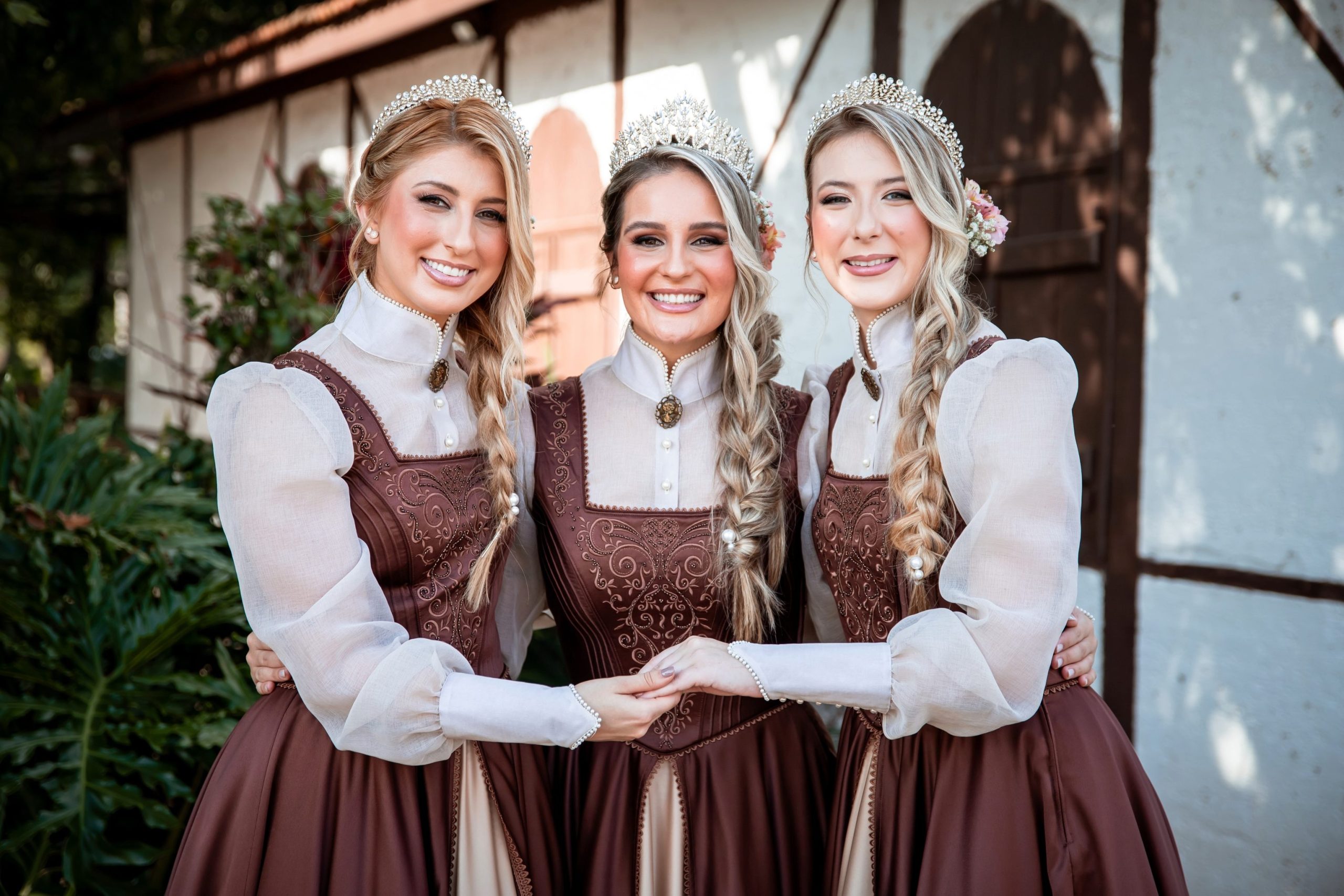 Trajes de gala das soberanas da 37ª Oktoberfest de Igrejinha traduzem a essência do voluntariado e da tradição