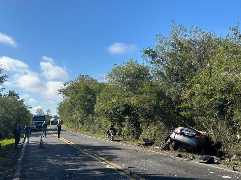 Colisão entre carro e caminhão deixa vítima fatal e bloqueia ERS-239 entre Taquara e Rolante