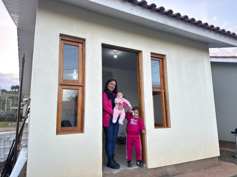 Programa A Casa é Sua entrega mais oito moradias a famílias afetadas por enchentes em Parobé