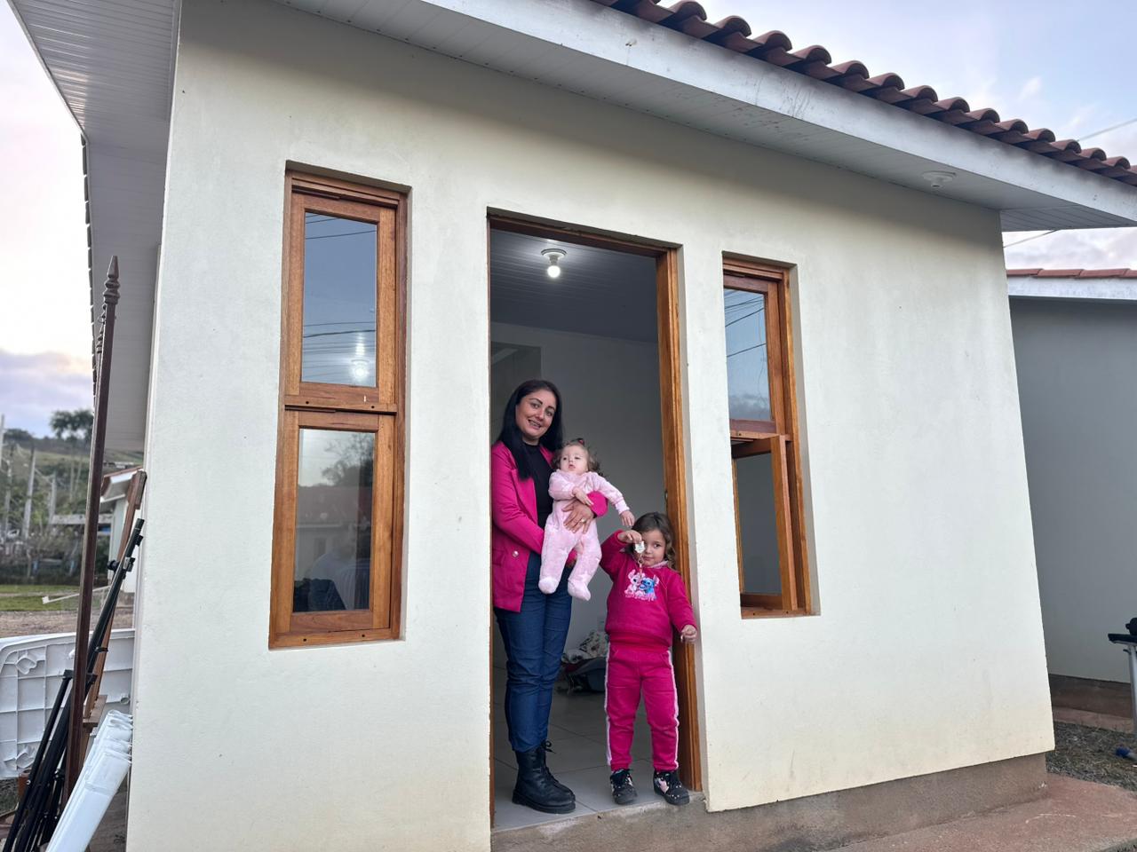 Programa A Casa é Sua entrega mais oito moradias a famílias afetadas por enchentes em Parobé