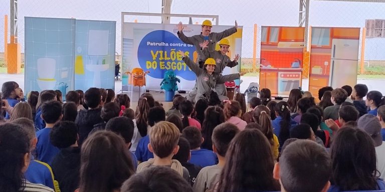 400 estudantes da rede municipal participam de espetáculo educativo sobre saneamento e meio ambiente em Taquara