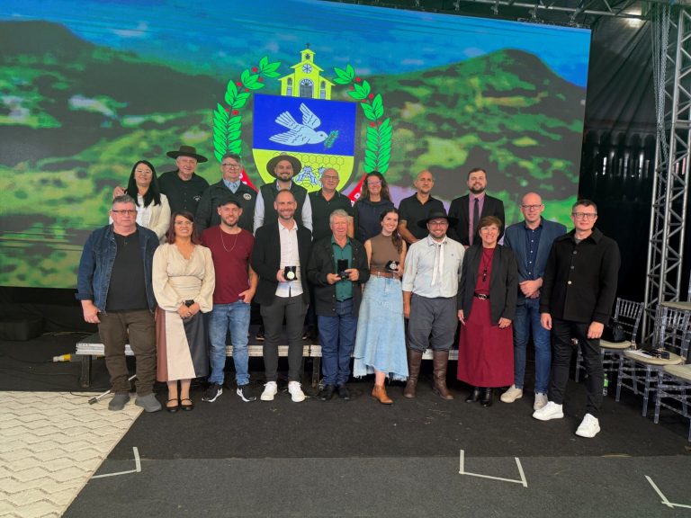 Em sessão solene no Igrejinha Mix, Câmara de Vereadores premia destaques da área rural