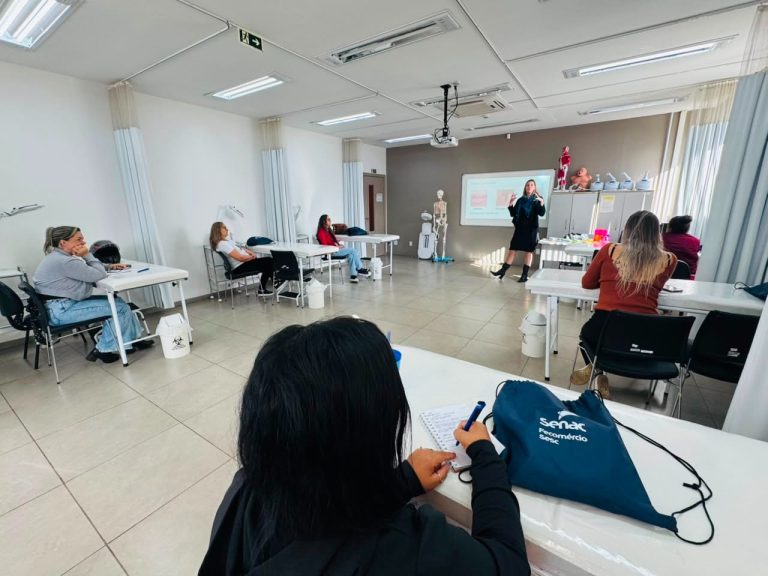 Curso gratuito de depilação inicia atividades e oferece qualificação profissional a moradoras de Taquara