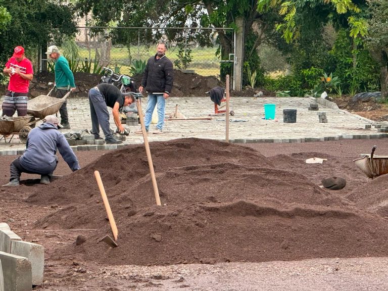 Prefeitura realiza pavimentação da Rua Barão de Ubá no bairro Nova Parobé