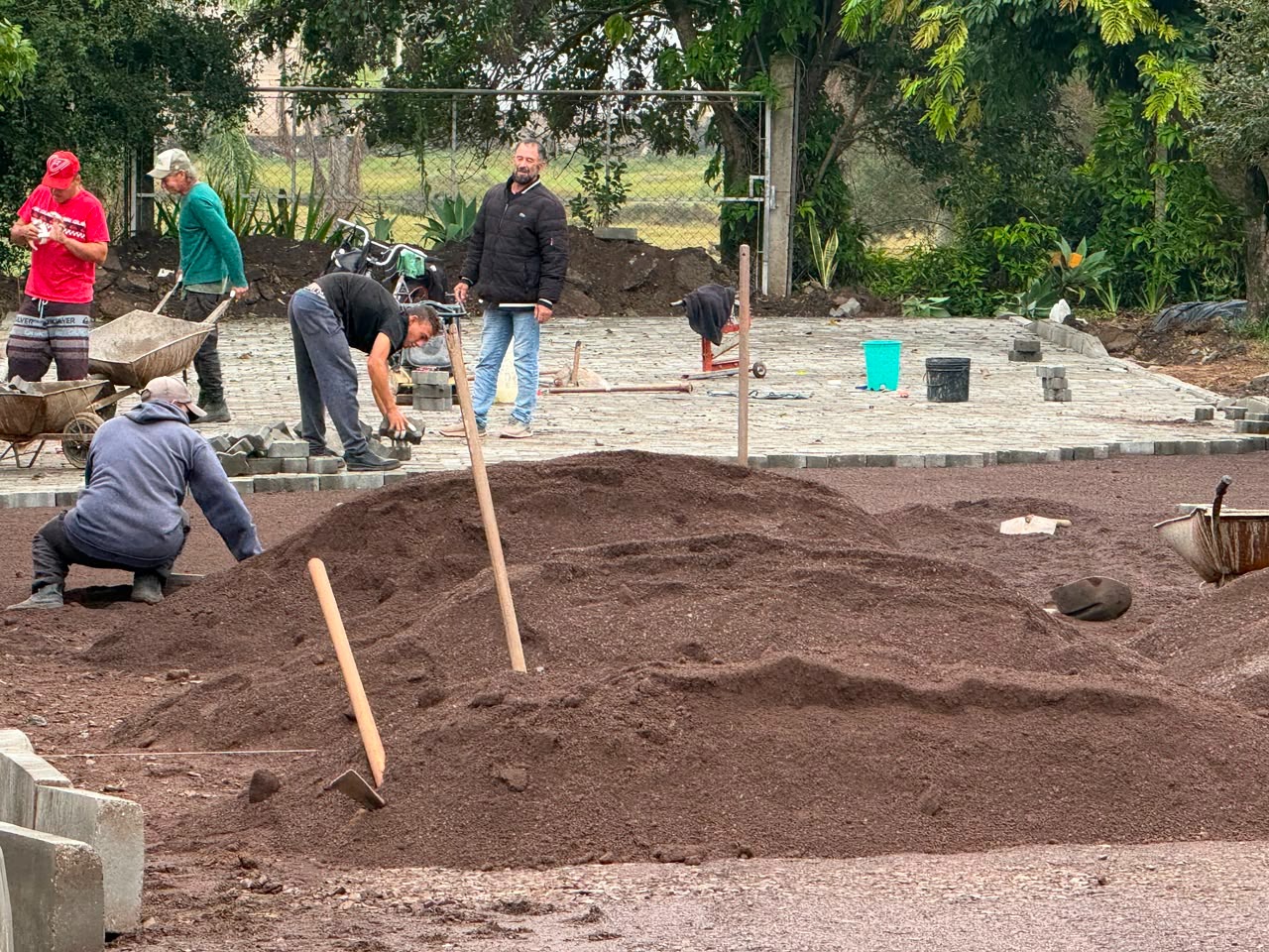 Prefeitura realiza pavimentação da Rua Barão de Ubá no bairro Nova Parobé
