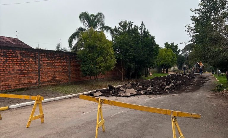 Rua Mário Covas é preparada para receber pavimentação com blocos intertravados em Parobé