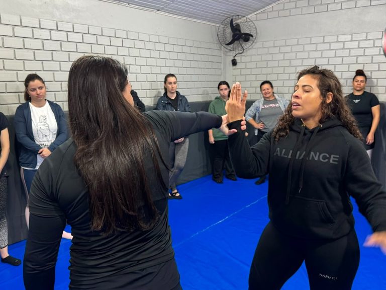Primeira aula da Oficina de Defesa Pessoal reúne mulheres em Parobé