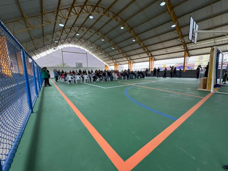 Escola 17 de Abril recebe quadra esportiva revitalizada no bairro Mundo Novo