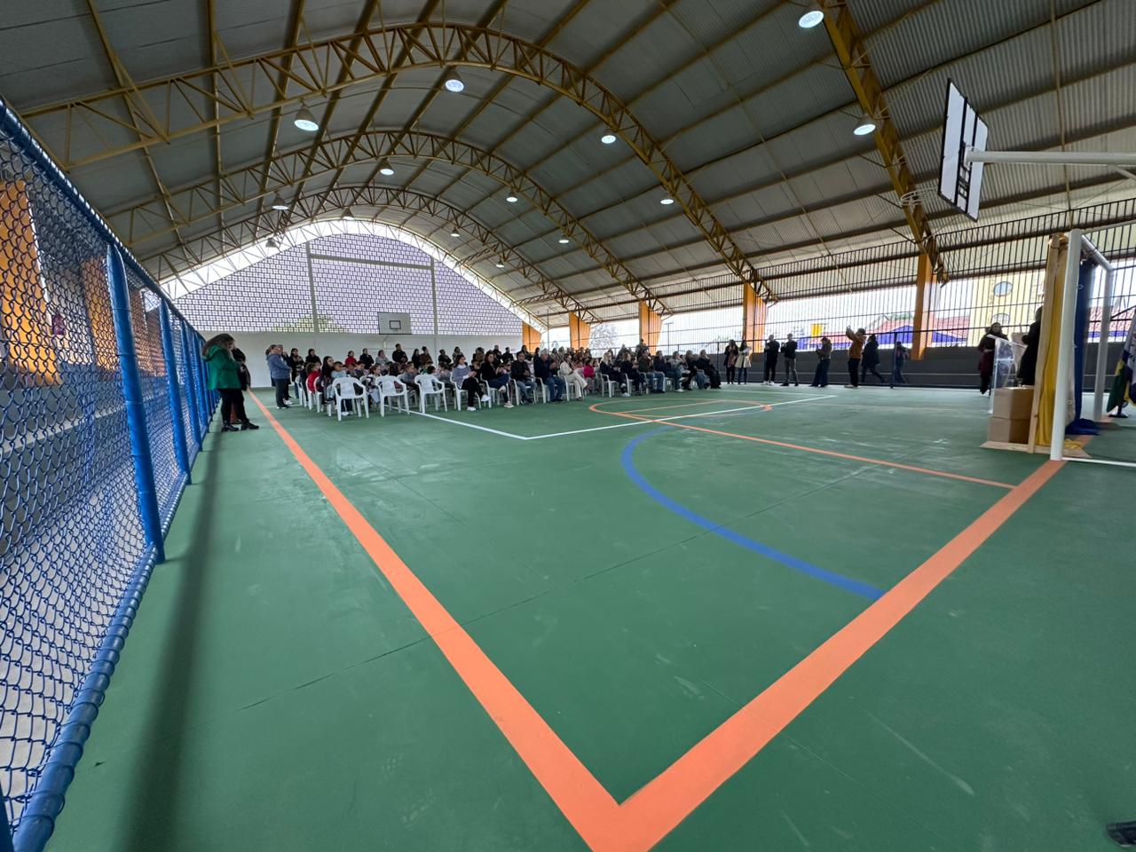 Escola 17 de Abril recebe quadra esportiva revitalizada no bairro Mundo Novo