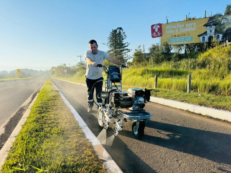 Parceria entre Prefeitura e Consepro garante novo equipamento para pintura de faixas e sinalização