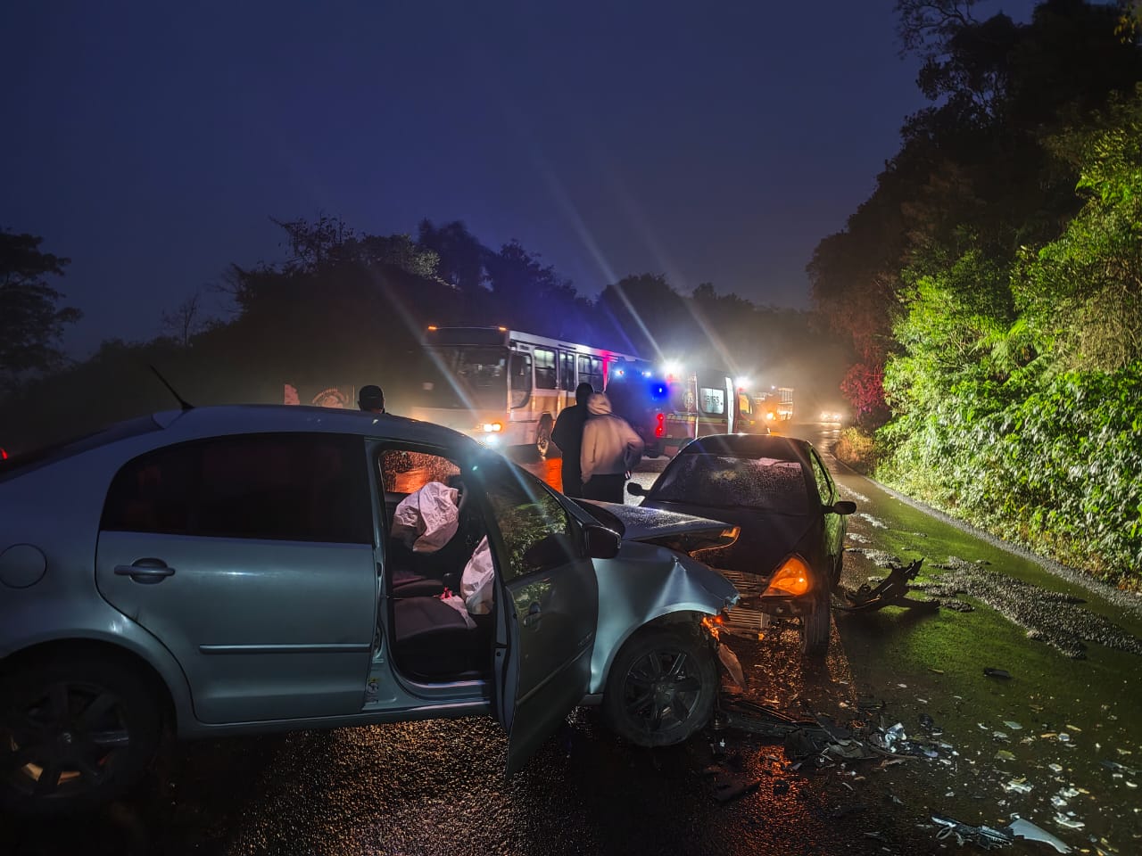 Colisão frontal nas três pistas da 020 deixa uma motorista ferida