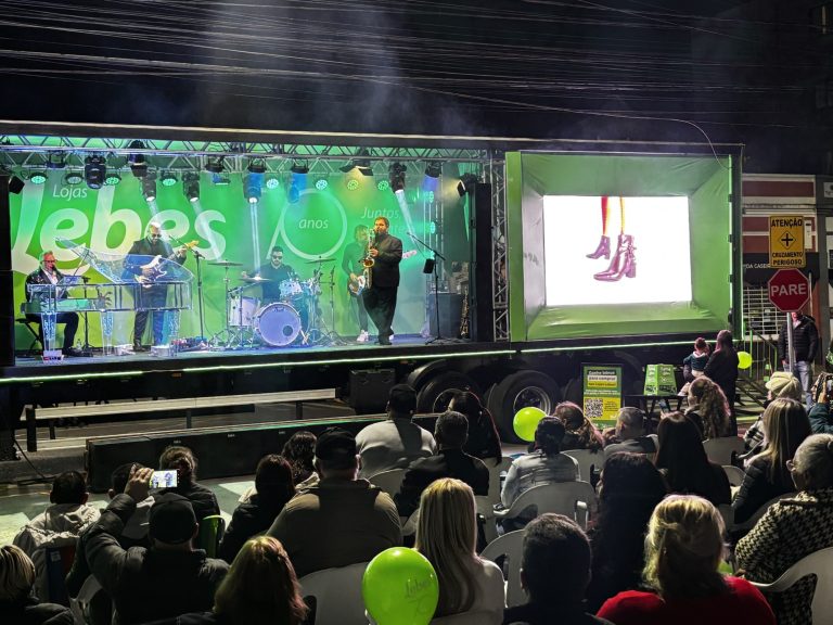 Show da turnê dos 70 anos do Grupo Lebes reúne público na Rua Coberta de Taquara