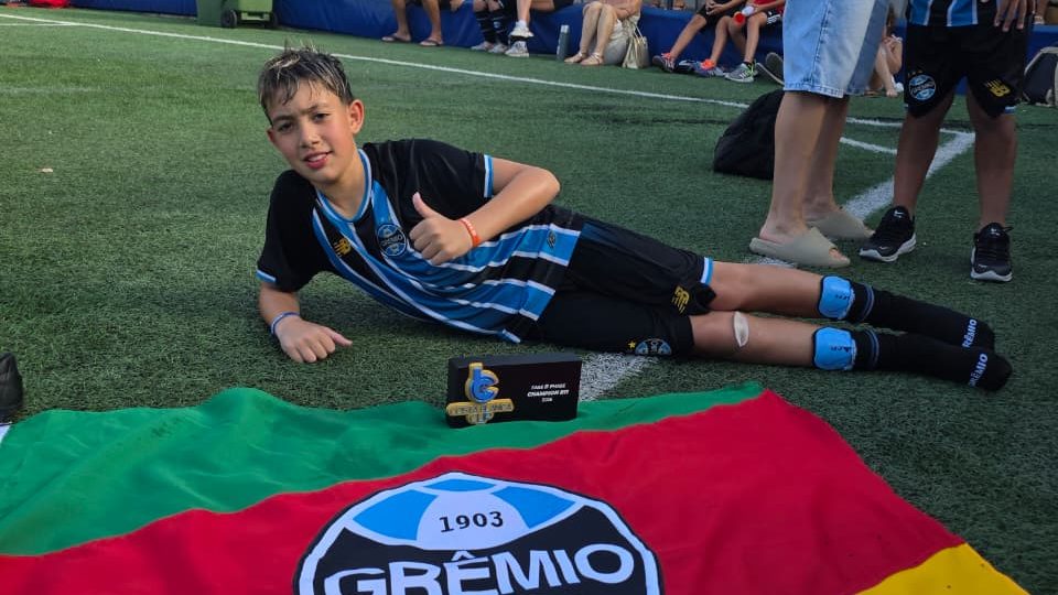 Otávio Nicola, de Parobé, celebra título da Costa Blanca Cup pelo Grêmio e reforça sonho de seguir carreira no futebol