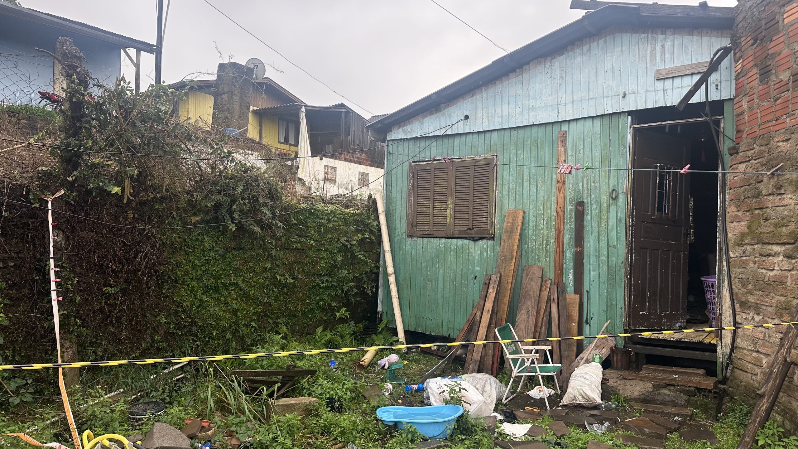 Acúmulo de água da chuva faz muro atingir casa no bairro Mundo Novo, em Taquara