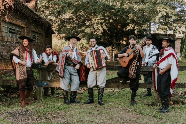 CTG O Fogão Gaúcho celebra 78 anos com baile animado por Os Serranos em Taquara