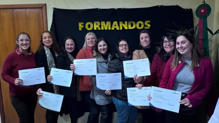 Curso gratuito de Marketing Digital forma turma de mulheres em Parobé