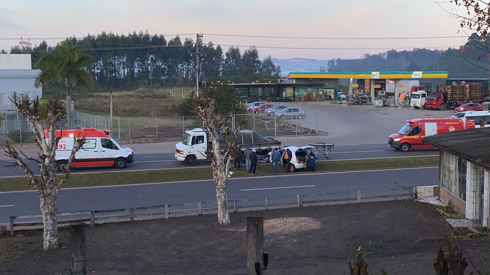 Colisão entre carro e caminhão deixa motorista ferido na ERS-239, em Taquara