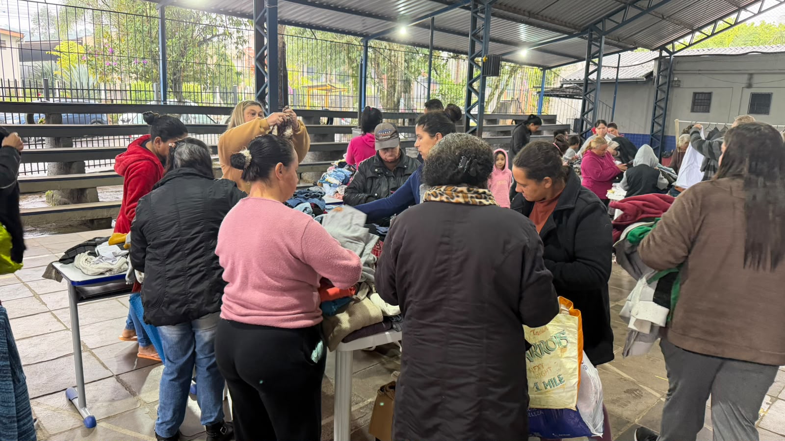Varal Solidário beneficia famílias da Fazenda Pires com distribuição gratuita de roupas e calçados