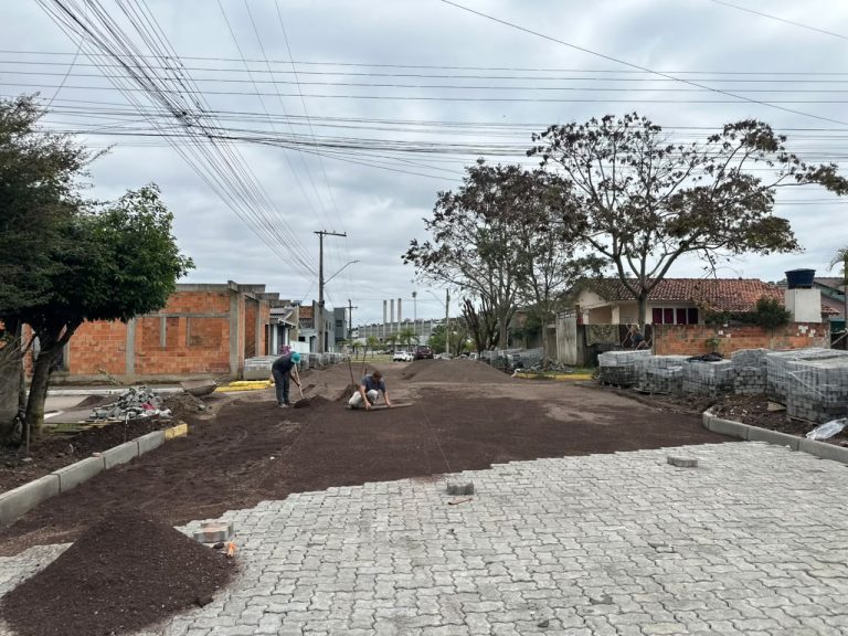 Rua Mário Covas recebe etapa final de pavimentação no Residencial Solar, em Parobé