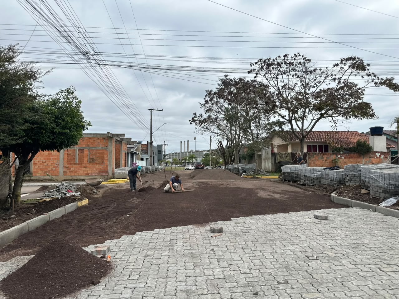 Rua Mário Covas recebe etapa final de pavimentação no Residencial Solar, em Parobé