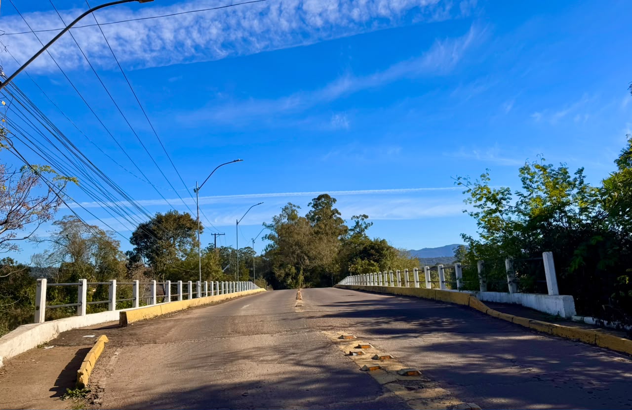 Ponte da Estrada Velha terá trânsito bloqueado nesta quinta-feira (16) para instalação de limitador de altura
