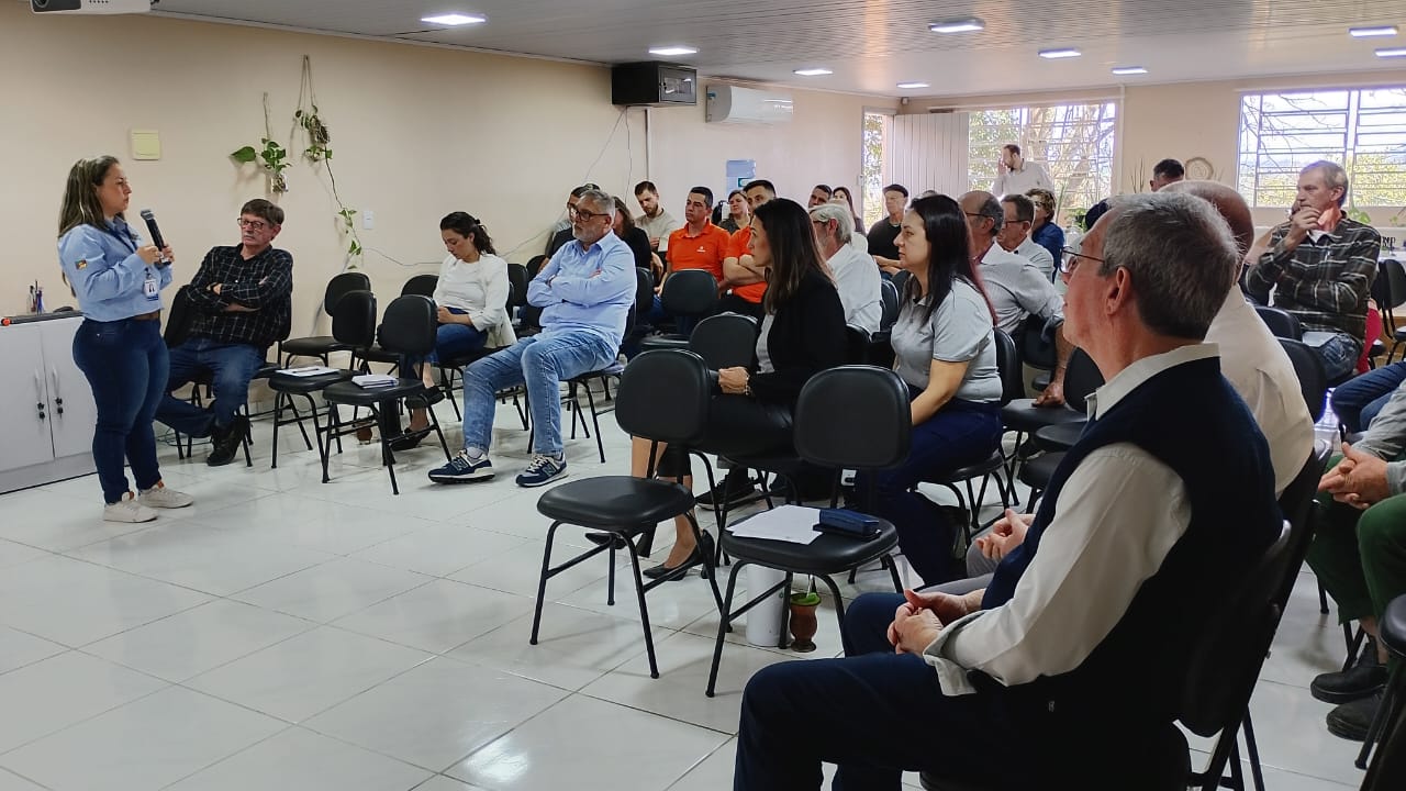 Encontro reúne agricultores e define comissão para criação de cooperativa em Taquara
