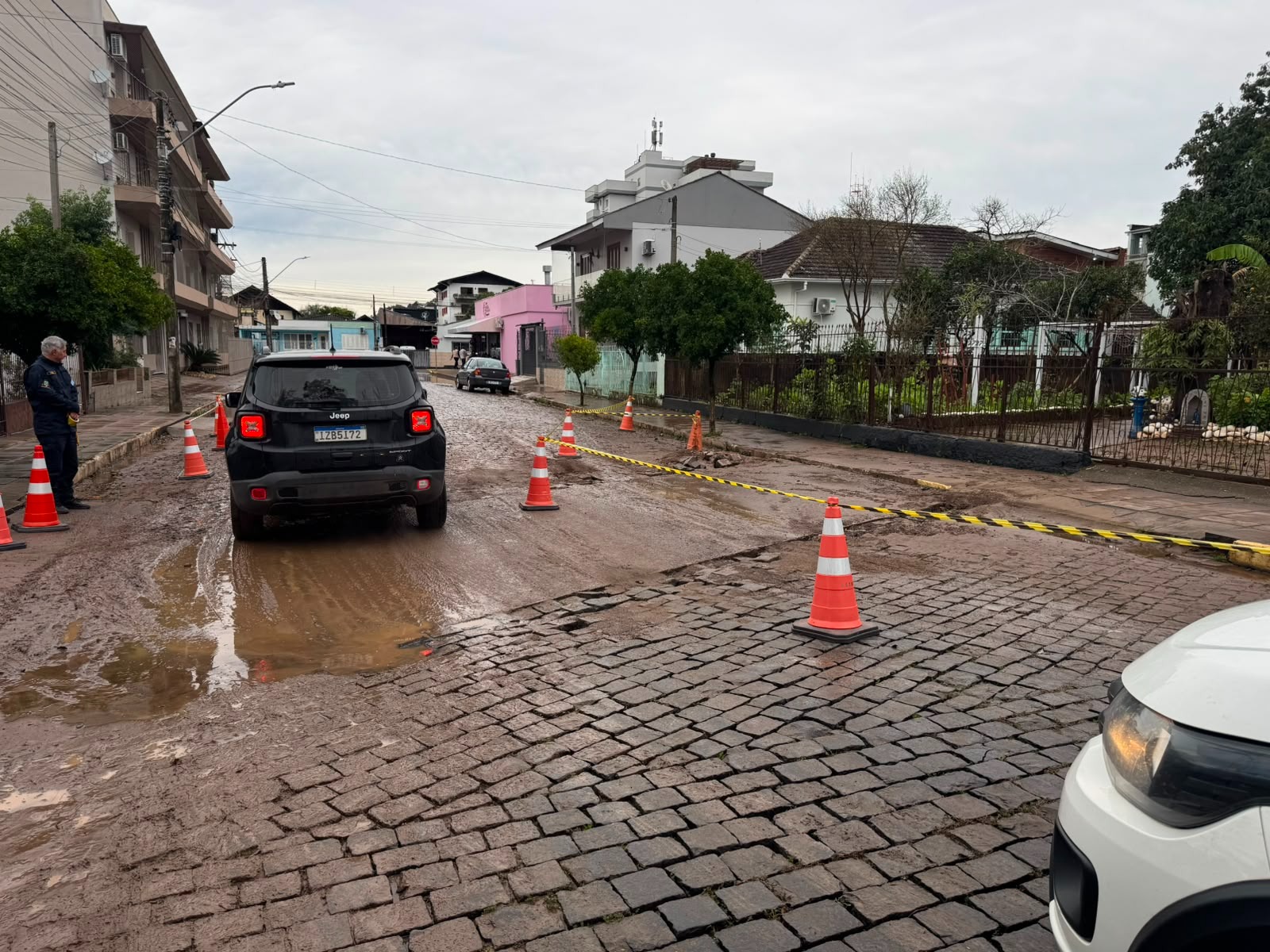 Taquara: trecho da Rua Ivo Borges tem trânsito parcialmente bloqueado após danos no calçamento