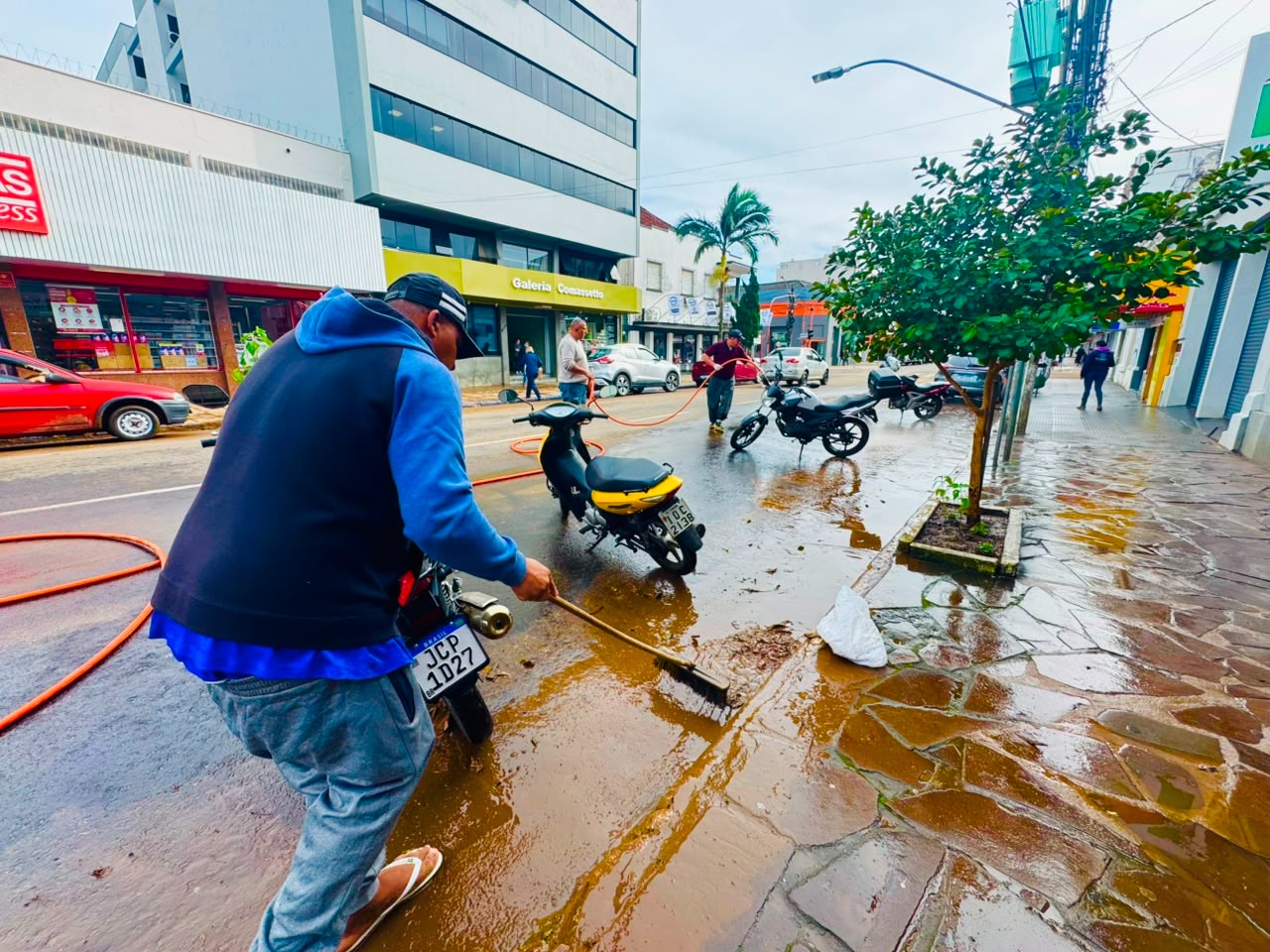 Secretaria de Obras intensifica limpeza de ruas após fortes chuvas em Taquara