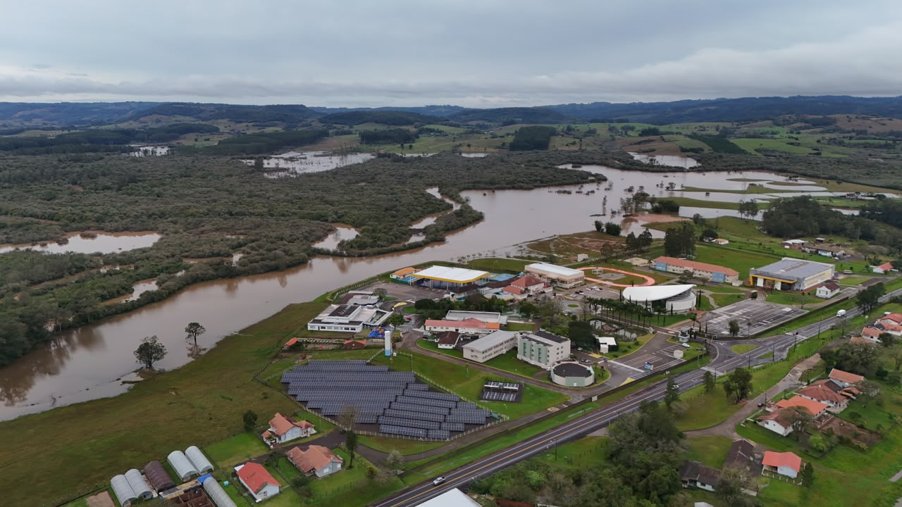 Rio dos Sinos ultrapassa 7 metros e Rio Paranhana recua para 4 metros em Taquara