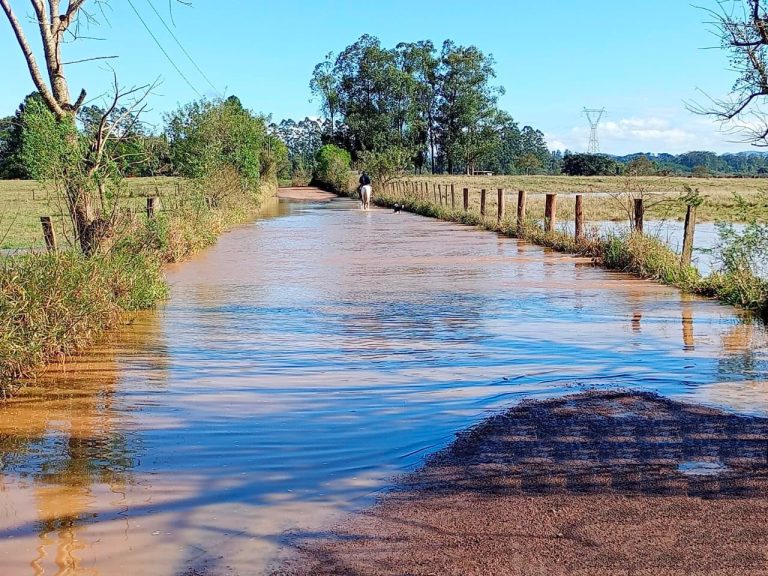 Trânsito é interrompido no interior de Taquara, em estrada que liga o município a Sapiranga