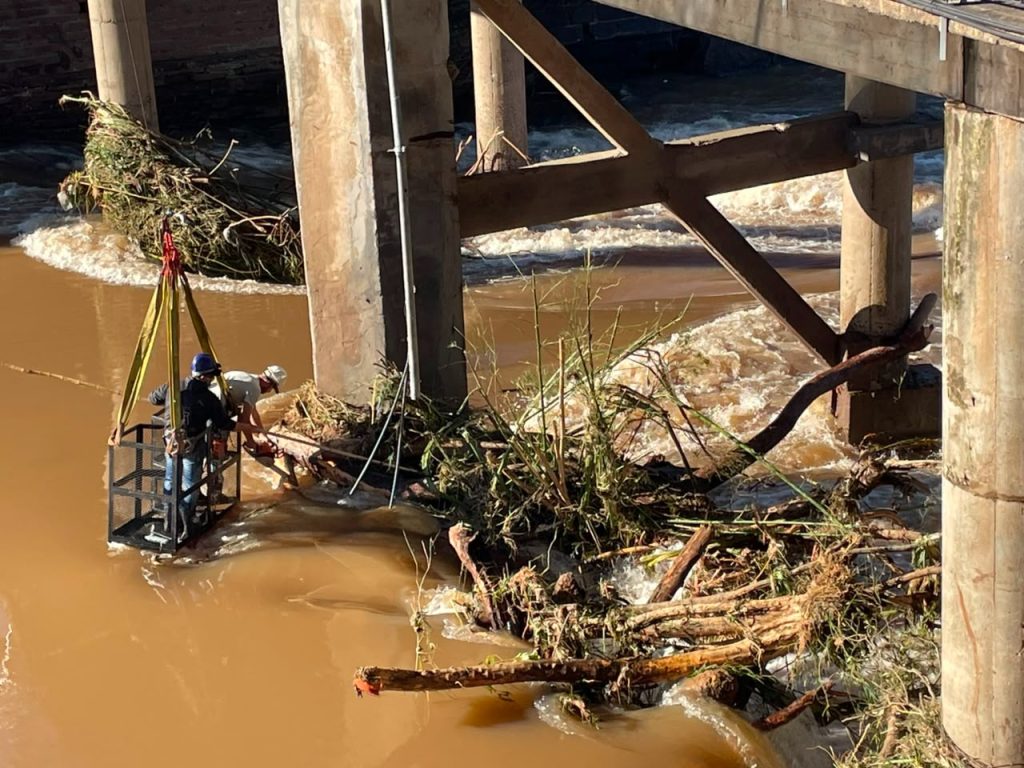 Prefeitura faz remoção de tronco de árvore na ponte central de Igrejinha