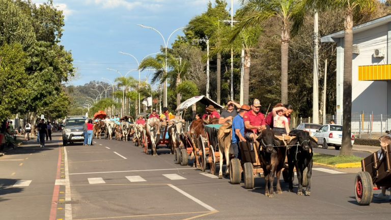 Desfile do Colono e Imigrante reúne comunidade e resgata as origens de Igrejinha