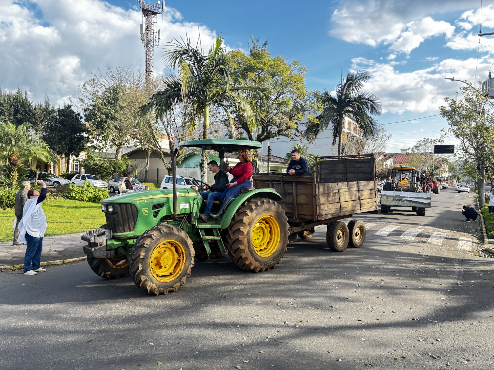 Desfile de tratores e carretas agrícolas destaca valorização do campo na 27ª Expofeira e Festa do Colono de Três Coroas
