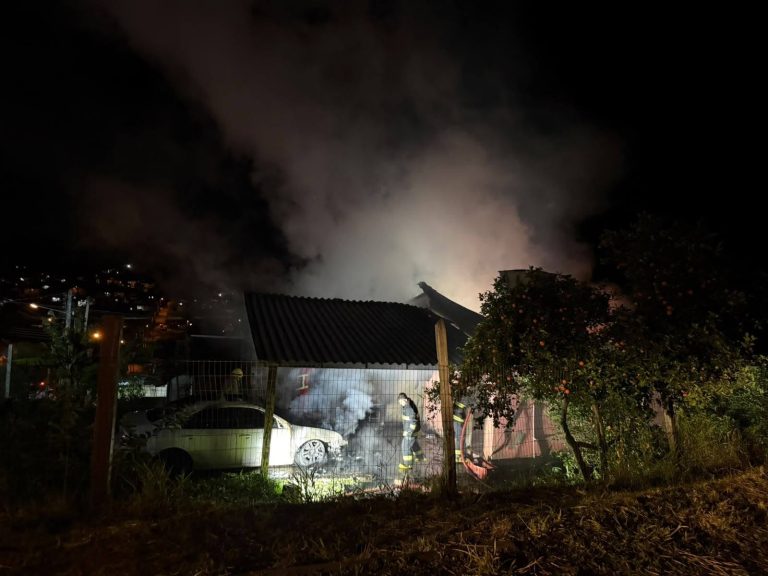 Incêndio em residência mobiliza Bombeiros Voluntários em Rolante