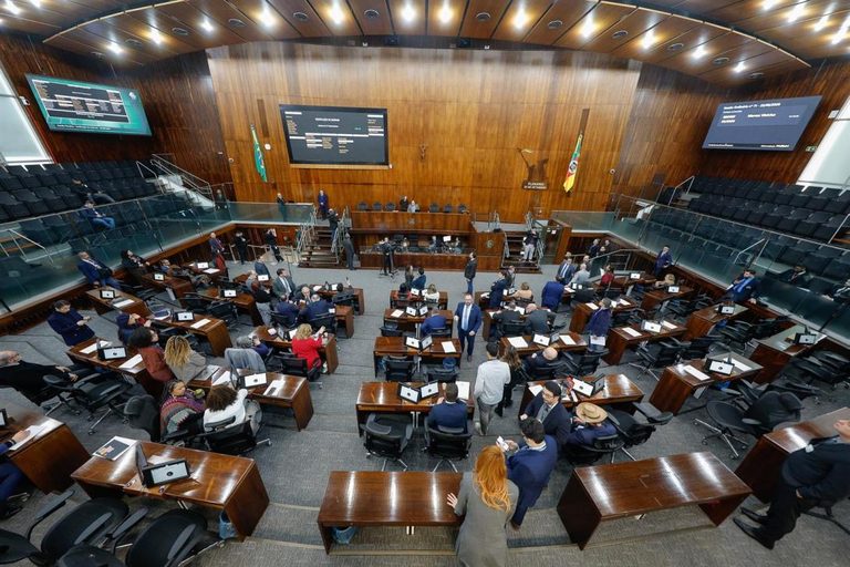 Assembleia derruba veto de Leite a projeto que extingue taxa de expedição do CRLV