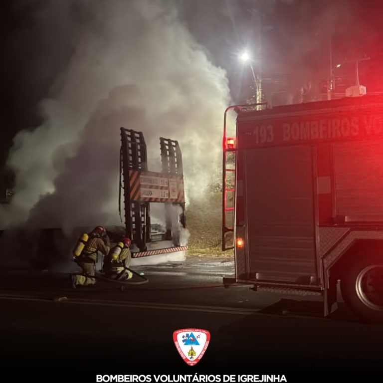 Bombeiros combatem incêndio em veículo na ERS-115, em Igrejinha