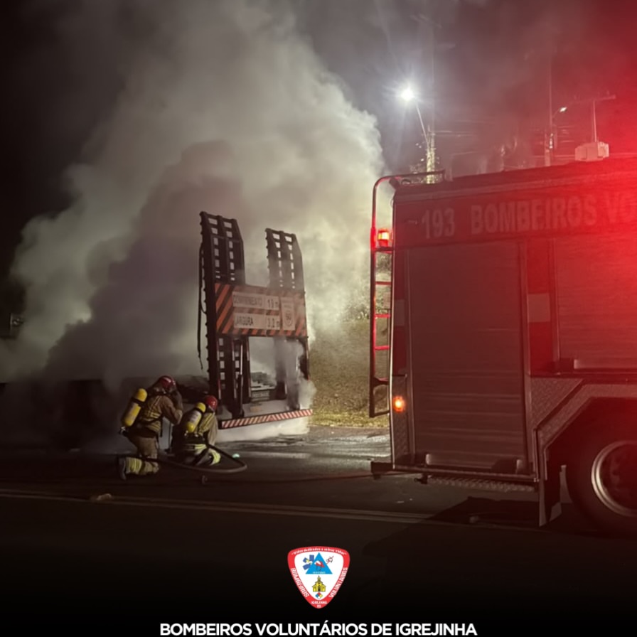 Bombeiros combatem incêndio em veículo na ERS-115, em Igrejinha