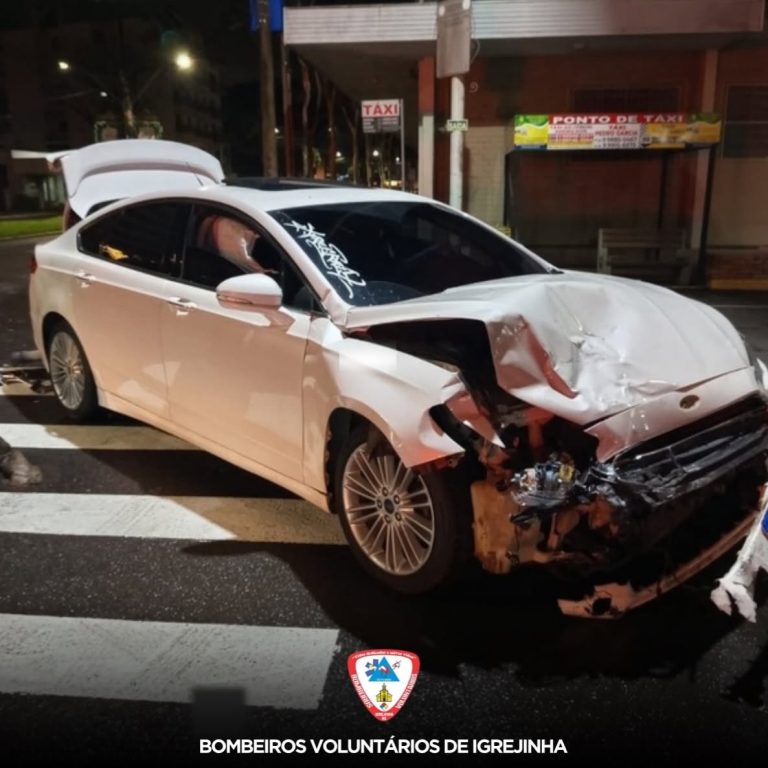 Colisão entre dois carros no centro de Igrejinha deixa duas pessoas feridas