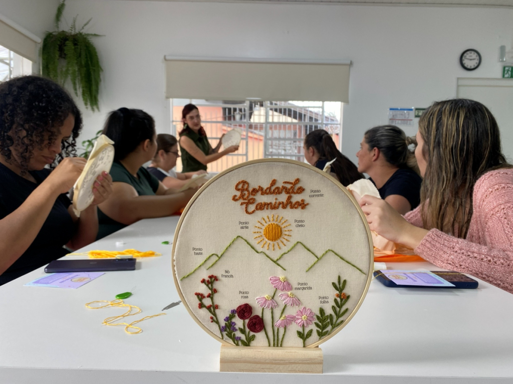 Projeto Bordando Caminhos transforma linhas em autonomia e acolhimento para mães atípicas em Igrejinha