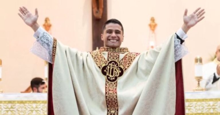 Padre Willian Mello é ordenado sacerdote em cerimônia que reúne mais de mil pessoas em Parobé