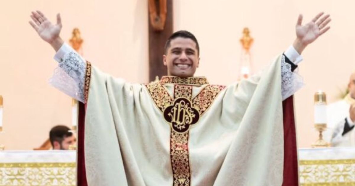 Padre Willian Mello é ordenado sacerdote em cerimônia que reúne mais de mil pessoas em Parobé