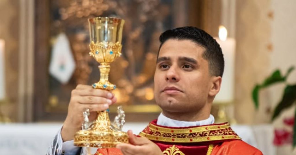 Padre Willian celebra primeira missa pública como sacerdote em Parobé