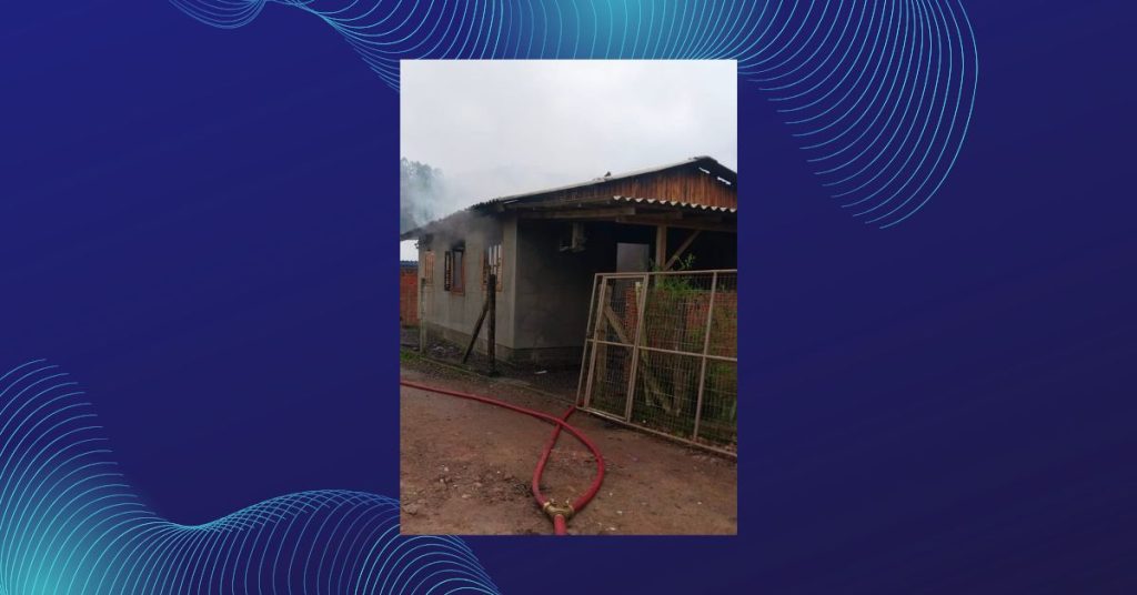 Incêndio destrói interior de residência na Linha Café, em Três Coroas