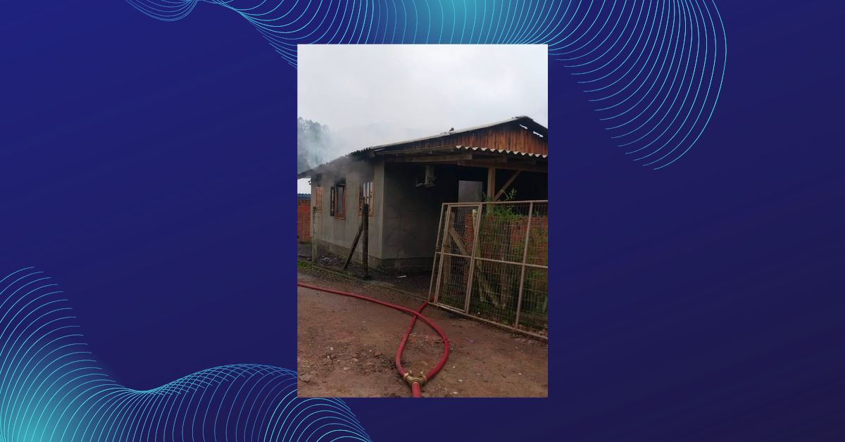 Incêndio destrói interior de residência na Linha Café, em Três Coroas